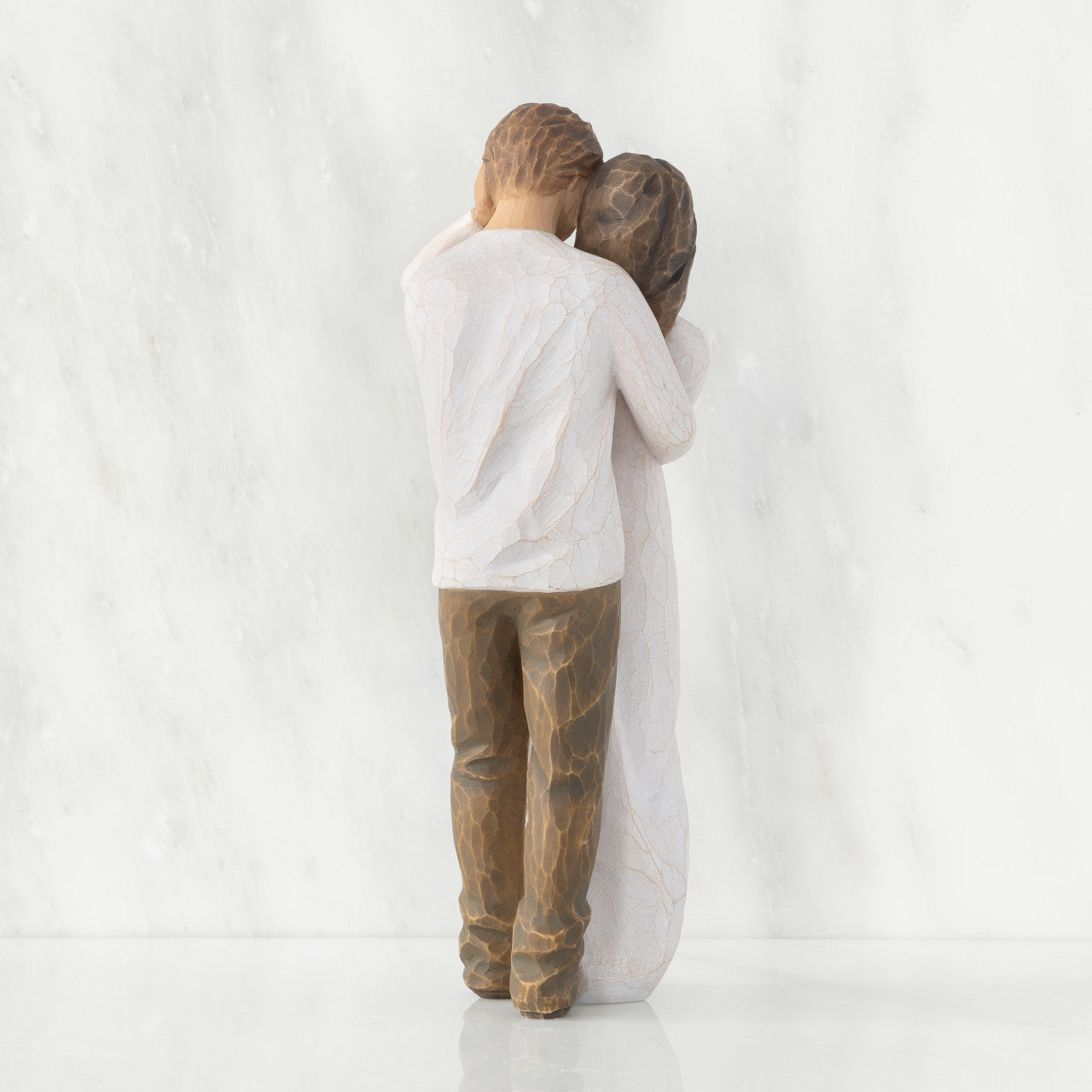 Together (woman: darker skin, man: lighter skin)